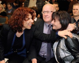 A la surprise générale, la PLR Valérie Jaggi Wepf (à dr.) sort largement en tête du premier tour de l’élection complémentaire à la Municipalité. Elle est félicitée par Gloria Capt et Marc-André Burkhard. © Nadine Jacquet