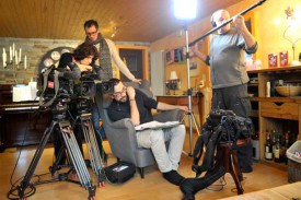 L’équipe de tournage de la RTS dans le salon de la famille Allisson. © Michel Duperrex