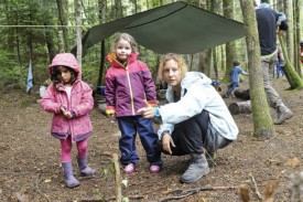 Karin Bourgeois soigne, avec l’aide de plusieurs enfants, une forêt miniature. © Michel Duperrex