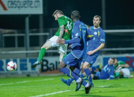 Blake Smith passe devant tout le monde pour inscrire, d’une tête piquée, le 1-0 pour Yverdon Sport. © Champi