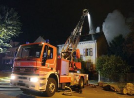 Grâce à l’intervention des pompiers, l’incendie a été cantonné à l’annexe reliant les deux bâtiments, en pleine zone résidentielle. Sur cette dernière construction, en revanche, les dégâts sont importants. © Michel Duvoisin