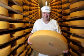 Yves Dombald dans la cave de la laiterie, qui regorge de meules du gruyère choisi par le Gouvernement. © Michel Duperrex