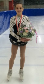 Anaïs Coraducci, ici avec sa médaille de bronze nationale, est une fille au patinage énergique. DR