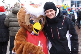 Sébastien Cala a beaucoup volé à Falun, en compagnie de la mascotte des Mondiaux, le hibou nommé Bubo. Photos fournie par Sébastien Cala