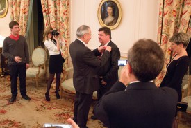 L’ambassadeur français René Roudaut remet les insignes de Chevalier dans l’ordre national de la Légion d’honneur à André Huon. © Muriel Aubert
