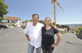 Jennifer de Sousa et son père «Tony» Prestifilippo, encore aux fourneaux dans le restaurant situé en arrière-plan, à sa droite, et dont l’accès se fera par le chemin du Grandsonnet, en contrebas. © Michel Duperrex