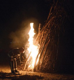 Après le feu d’artifice, les pompiers ont allumé le feu commémoratif du 1er Août sur la plage. © Michel Duvoisin