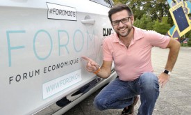 Cédric Borboën, président et fondateur du Forum économique, présente le nouveau logo de la manifestation, qui se tient, aujourd’hui même, à La Marive, à Yverdon-les-Bains. © Michel Duperrex