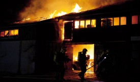 Un important incendie a complètement détruit un hangar, mercredi soir. Il n’y a aucun blessé. © Simon Gabioud
