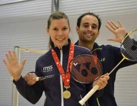 Anthony Dumartheray et Sabrina Jaquet posent avec leurs dixièmes médailles d’or nationales mixte au Centre sportif de Thalmatt Herrenschwanden, à quelques kilomètres de Berne. © Lionel Pittet