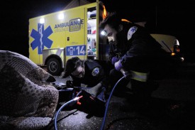 Séverine et David au chevet d’un l’homme victime d’une mauvaise chute, dans la nuit froide de L’Auberson. © Nadine Jacquet