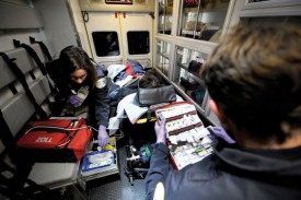 La partie arrière de l’ambulance contient un véritable arsenal médical. © Nadine Jacquet