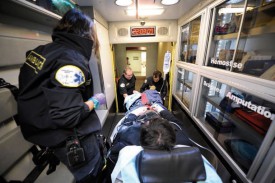 Le patient est amené à l’hôpital sainte-crix, où les médecins prennent le relais. © Nadine Jacquet