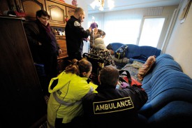 Travail d’équipe. Yvan, le technicien ambulancier, tient la perfusion, tandis que Fabrice et la collaboratrice du SMUR s’affairent en coulisses. © Nadine Jacquet
