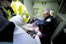 Le trajet vers l’hôpital d’Yverdon-les-Bains se fait sous bonne garde. © Nadine Jacquet