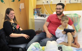 Fabio et Caterina Maturo avec leur fils Andrea, qui regarde un film. © Michel Duperrex