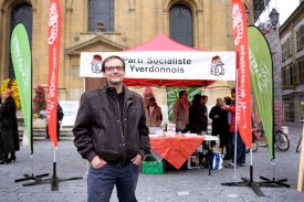 Stéphane Balet devant le stand du Parti socialiste sur la place Pestalozzi, véritable coeur de la campagne. © Nadine Jacquet