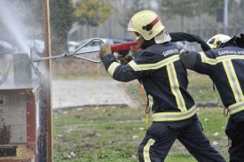 Grâce à la pulvérisation d’abrasif, la lance de type Cobra permet de perforer des matériaux (ci-dessus un bloc de béton). De fines gouttelettes d’eau sont, ensuite, pulvérisées dans le volume en feu, ce qui permet de le sécuriser et de laisser les sapeurs y pénétrer sans risque d’explosion de fumée. © Michel Duperrex