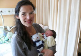 Monica Rossel et son troisième enfant, Noé, qui pesait 2,910 kilos pour 47 cm à la naissance. © Aubert