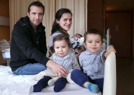 Jean-Denis et Monica Rossel avec leurs trois enfants: Naomi, Noé et le grand frère Denis. © Aubert