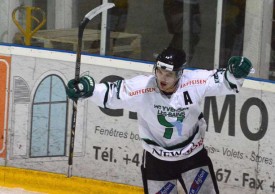 Dan Vidmer a été décisif, samedi, à la patinoire d’Yverdon. Il a marqué à trois reprises. © Michel Duvoisin