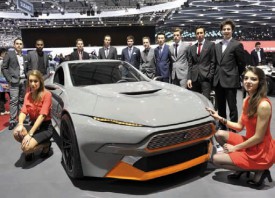 Une partie des élèves de l’école Espera Sbarro de Montbéliard entourent Aria, la voiture qu’ils ont réalisée spécialement pour le Salon de l’auto de Genève. © Michel Duperrex