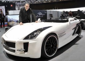 Elève de la première volée de l’école Espera en 1992-1993, le designer français Ludovic Lazareth pose avec son étonnant modèle de véhicule trois-roues Wazuma GT. © Michel Duperrex