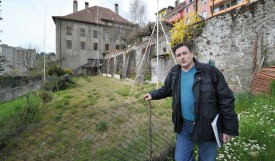 Franco Salzano, le voisin direct de l’immeuble projeté, souhaite que le visage de la vieille ville soit préservé et ne veut pas un «mur de Berlin» dans son jardin. © Michel Duperrex