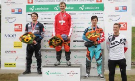 Romain Tanniger (en combinaison bleu ciel) sur la troisième marche du podium, à Aigle, a terminé derrière David Graf et Simon Marquart, et devant Jonathan Demont (Echichens). © Melanie Uhr