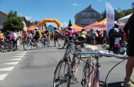 Une pause dans le village de L’Abbaye, entre de nombreux autres cyclistes. © Camille Bardet