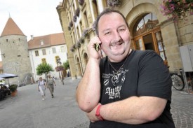 Stéphane Nicolet et son portable sont prêts pour le grand jour. © Michel Duperrex