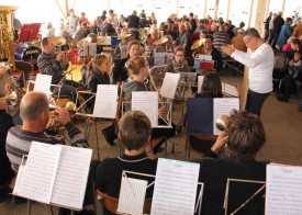 La fanfare l’Alliance, dirigée par Joël Chabot, a attiré la grande foule, samedi sous la cantine. © Roger Juillerat