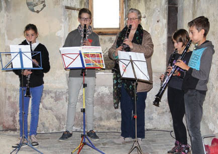 Un groupe de l’Ecole de musique en concert avec un professeur, au rez-de-chaussée du château. © Roger Juillerat