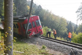 Les infrastructures de la ligne ont subi des dommages qui en disent long sur la violence du choc. © Michel Duvoisin