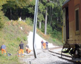 Des collaborateurs et le wagon de secours des CFF sont venus en renfort des employés de Travys. © Michel Duvoisin