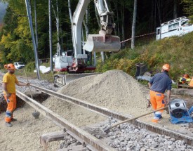 Un écoulement d’huile minérale en provenance de la locomotive a pollué le sol. Environ 40m3 de terrain ont été évacués et remplacés hier. © Michel Duvoisin