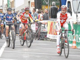 Danilo Wyss ouvre la route aux écoles de vélo. © Pierre Blanchard