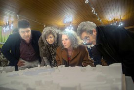 (De g. à d.) Philippe et Marie José Gerber, ainsi que Claudine et Daniel Glauser contemplent avec satisfaction les projets du quartier de la Gare. © Seb Gatolliat