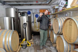 André Leuenberger produit son «grand vin de garage» au domicile de ses parents. Une gamme de six crus à découvrir dès demain dans son carnotzet, à Concise, à la Grand’Rue 8. © Michel Duperrex