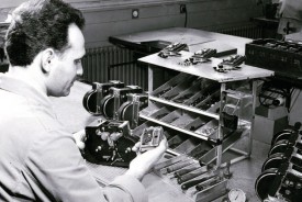 Un technicien monte la tourelle sur la caméra H. Coll. Image: Musée des arts et sciences de Sainte-Croix