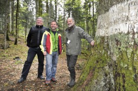 Gilbert Monnier (municipal des forêts de Baulmes), Joël Delacrétaz (gardeforestier de Baulmes) et Pierre-François Raymond (inspecteur forestier). © Michel Duperrex