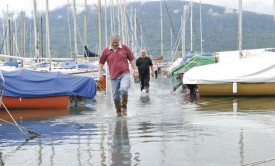 Les accès aux bateaux du port d’Yvonand sont submergés. © Michel Duperrex