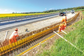 Ces ouvriers travaillaient, mercredi matin, à la réalisation de l’une des six places d’arrêt qui se substitueront à la bande d’arrêt d’urgence. © Carole Alkabes