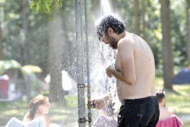 Plage de la Menthue, à Yvonand: rien de tel qu’une bonne douche! © Michel Duperrex