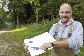 Le garde forestier Jean-Philippe Deriaz présente le projet d’abri sur son futur emplacement. © Michel Duperrex