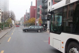 Une situation jugée «typique» par Ernesto Burgos: un automobiliste fait demi-tour face à l’interdiction, alors que deux bus s’apprêtent à se croiser. © Muriel Aubert