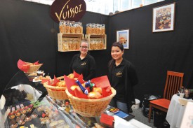 Christelle Nesi et May Beati attendaient les gourmets au stand du restaurateur Vuissoz. © Carole Alkabes