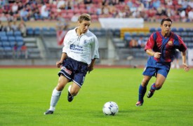 En juillet 2002, David Jimenez (en blanc), alors sous les couleurs du Lausanne-Sports, avait affronté la prestigieuse équipe du FC Barcelone de Van Gaal, lors d’un match de préparation. Les Blaugrana de Xavi (à droite), Riquelme, Cocu, Mendieta, Saviola et Kluivert s’étaient imposés 2-0, à la Pontaise. DR