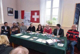 De g. à dr.: Philippe Alpy , maire de Frasne, Lionel Chevassu, maire de Rochejean, Xavier Vionnet, maire de Vaux et Chantegrue, Daniel Pasquier, maire de Labergement Sainte-Marie, Sylviane Tharin, municipale à Vallorbe et coprésidente suisse de la manifestation, André Chrétien, de Frasne et coprésident français de la fête, Stéphane Costantini, syndic de Vallorbe, et Claude Jaquemin-Verguet, maire de Longeville. © Blanchard