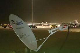 Un satellite d’ITC Global et Intelsat dans la nuit d’Abou Dabi, avec Solar Impulse à l’arrière-plan. © Solar Impulse